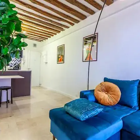 At Place Bastille Near Metro And Maris Modern * Paryż