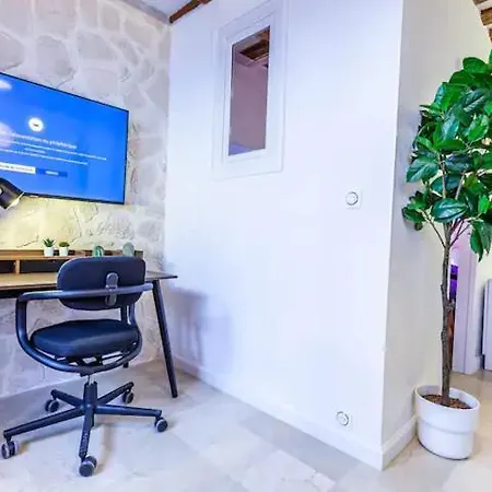 At Place Bastille Near Metro And Maris Modern Kwatera prywatna Paryż